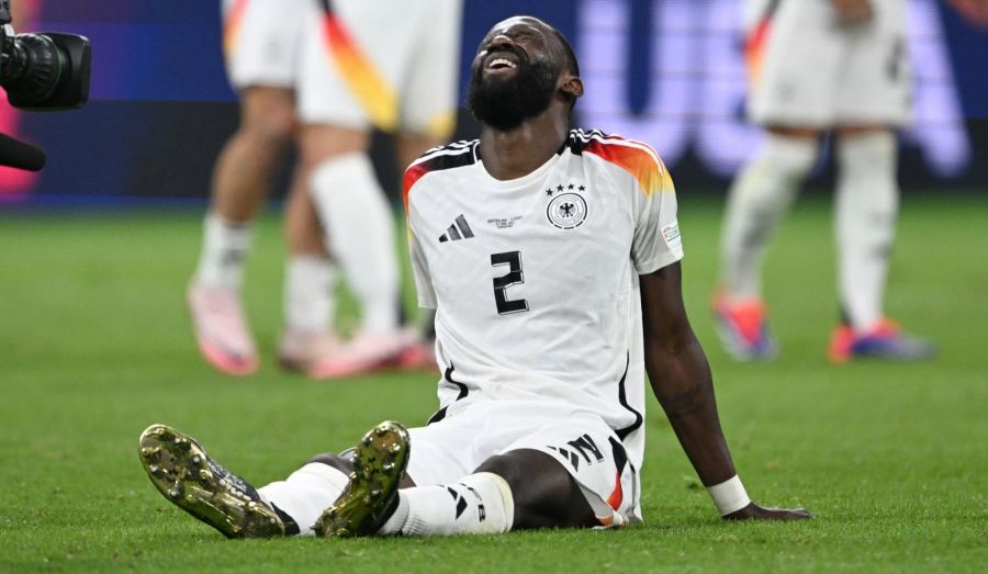 Dazu hat sich in der Partie gegen die Schweiz auch noch Innenverteidiger-Kollege Antonio Rüdiger am Oberschenkel verletzt.