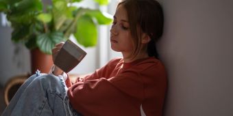 Trauriges Teenager-Mädchen in Zimmer