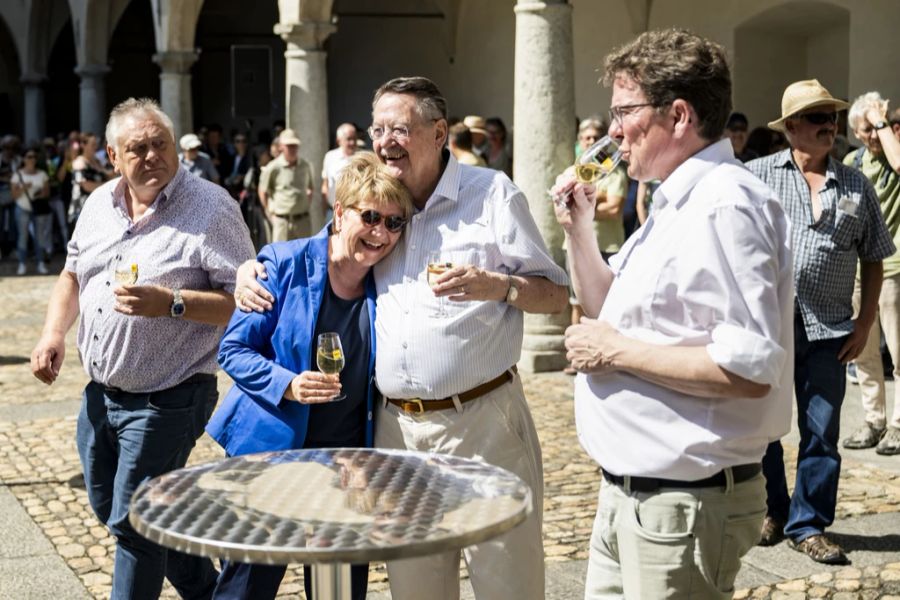 Bundespräsidentin Viola Amherd und Bundesrat Albert Rösti beim Apéro mit der Bevölkerung von Brig VS, am 27. Juni 2024.