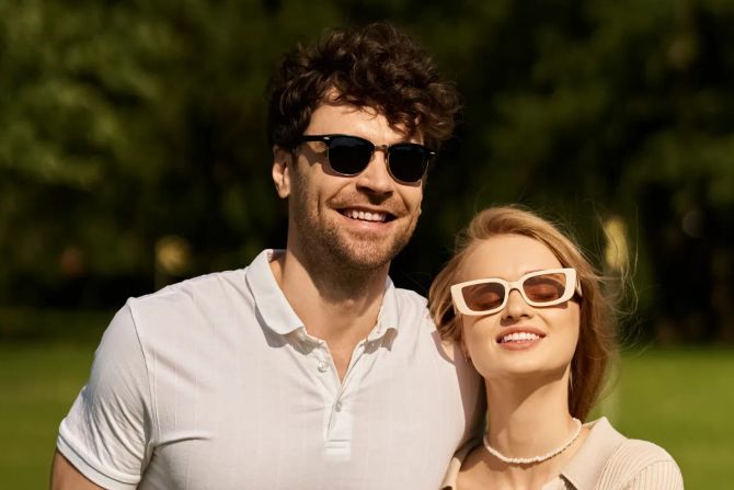 paar in der sonne, sonnenbrillen