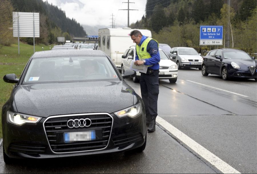 Die Tessiner Polizei kannte keine Gnade und verhängte der Comerin eine Busse von 200 Franken. (Symbolbild)