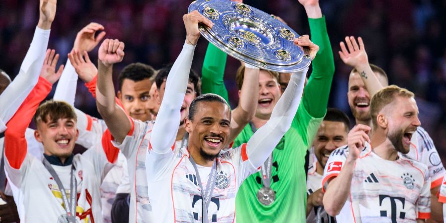 Die Zukunft von Nationalspieler Leroy Sané, hier mit der Meisterschale, ist weiter offen.