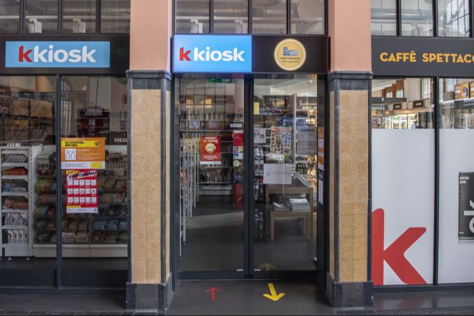 An grösseren Kiosk-Filialen nimmt K-Kiosk weiter grosse Noten an. k-kiosk