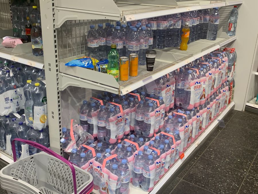 Auch in der Wasserabteilung landeten Chips und Getränke.