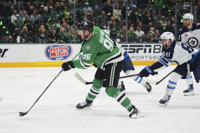 Mikko Rantanen (96) brilliert gegen das Team von Nino Niederreiter. Nino Niederreiter NHL