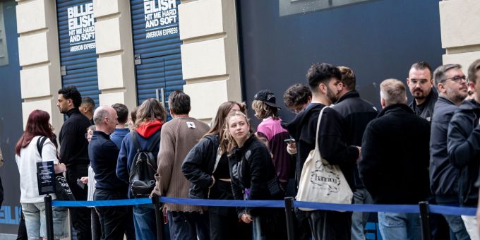 Fans von Billie Eilish kurz vor ihrem Treffen mit ihrem Idol. (Archivbild) Fans