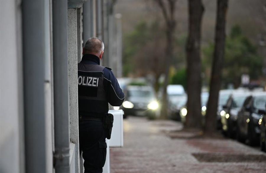 Die Polizei konnte den Mann ermitteln und suchte das Gespräch mit ihm. Getragene Socken abzukaufen ist aber keine Straftat, auch wenn es verstörend ist.