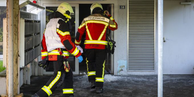 Auf rund 2000 Brandschutzjacken der Aargauer Feuerwehren muss das Logo ausgetauscht werden. (Archivbild) Feuerwehren Aargau Logos ausgetauscht
