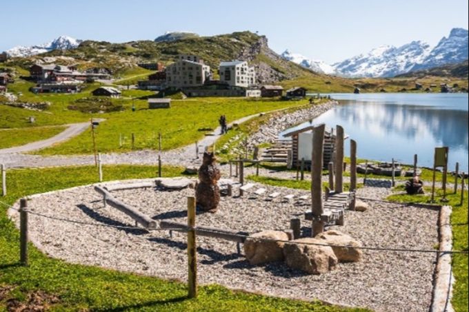 Für die kleinen und grossen Gäste finden sich rund um den Melchsee zehn Stationen, die das Wissen um das Murmeltier auf spielerische Art fördern. Melchsee-Frutt
