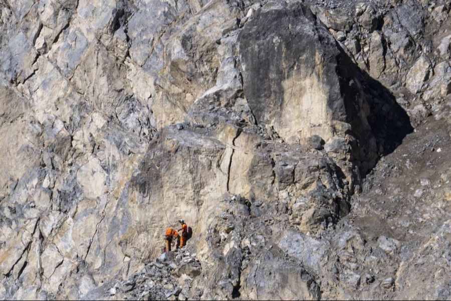 Der Berg wird weiterhin überwacht. Im Bild: Flughelfer und Bergführer bringen im November 2024 zusätzliche Reflektorspiegel im «Brienzer Rutsch» an.