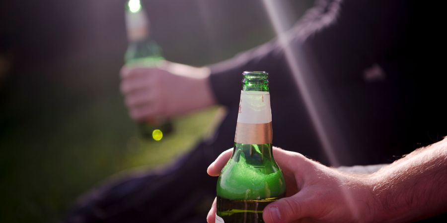 Rund 85 Prozent der Bevölkerung ab 15 Jahren konsumieren zumindest gelegentlich Alkohol. (Sucht Schweiz)