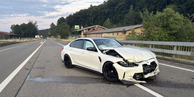 In Thayngen kollidierte ein Autofahrer aus noch unklaren Gründen in eine Leitplanke. Sachschaden