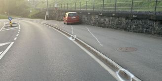 Ins Spital gebracht - Autofahrer prallt in Herisau AR in Stützmauer