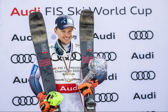 Henrik Kristoffersen holt die Slalom-Kugel auf dem Van-Deer-Ski. Henrik Kristoffersen