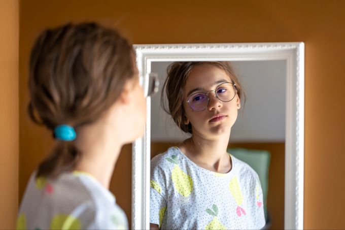 Mobbing in der Schule kann sich auf die psychische Gesundheit und das Körpergewicht von Kindern auswirken. mobbing schule gewicht kröper psyche