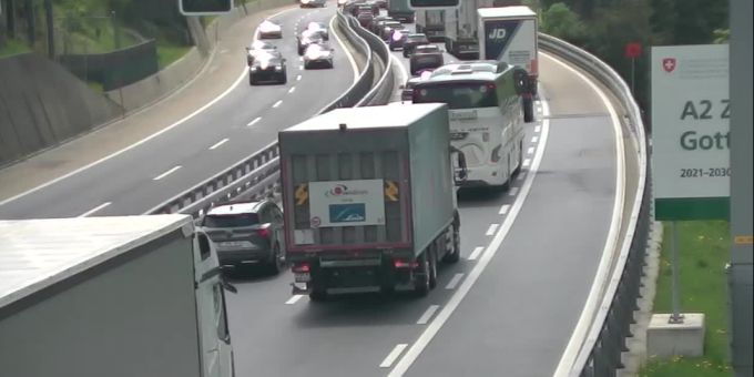 Lange Wartezeit - Verkehr staut sich am Gotthard in beide Richtungen Lange Wartezeit - Verkehr staut sich am Gotthard in beide Richtungen