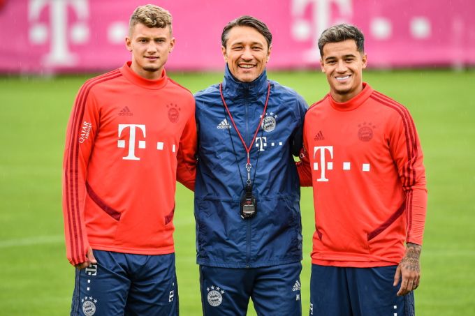 Michael Cuisance (links) posiert 2019 bei den Bayern mit Trainer Niko Kovac und Philippe Coutinho, YB