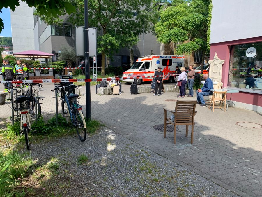 Vor Ort sind mehrere Rettungskräfte.