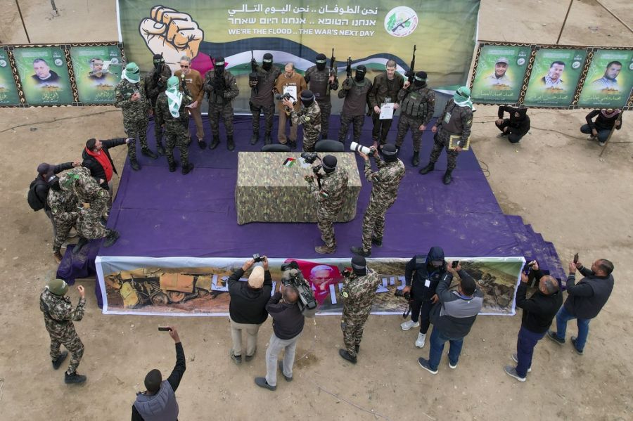Die Hamas inszenierte die Freilassungen, indem die Geiseln auf einer Bühne präsentiert werden. (Archivbild)