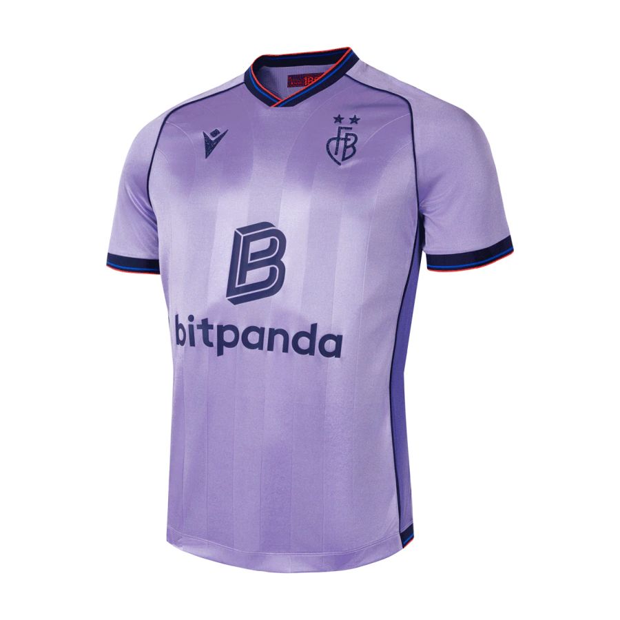 Beim Auswärtstrikot setzt der FCB auf einen violetten Metallic-Look. Auch hier sind die Streifen texturiert abgesetzt.