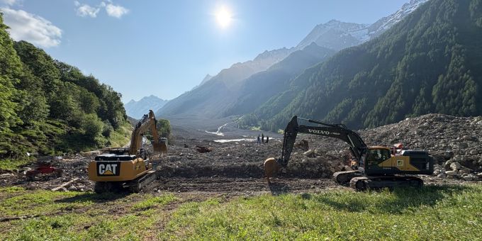 Suchteams haben in Blatten menschliche Überreste gefunden. Seitdem das Dorf verschüttet wurde, wird dort ein Mann vermisst. Blatten vermisst