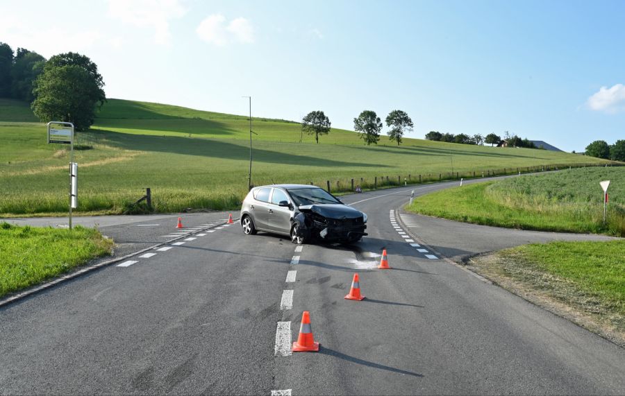 In Beromünster prallte ein Autofahrer in mehrere Betonpfeiler.