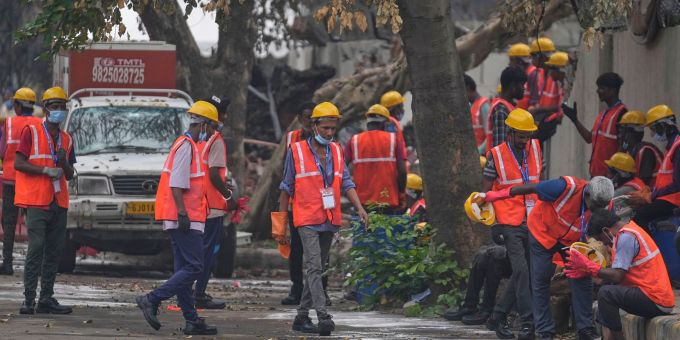 Arbeiter sind an der Absturzstelle im Einsatz. Absturzstelle