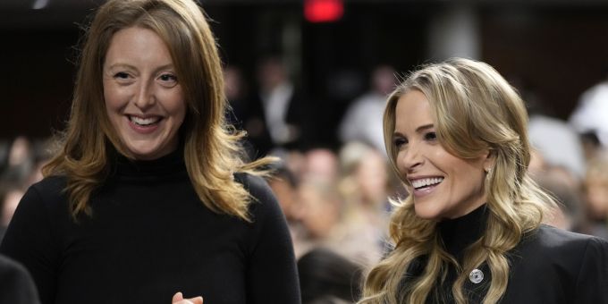 Influencerin und Bestseller-Autorin Casey Means (links) wird zur obersten US-Ärztin. Im Bild mit Journalistin Megan Kelly. Casey Means
