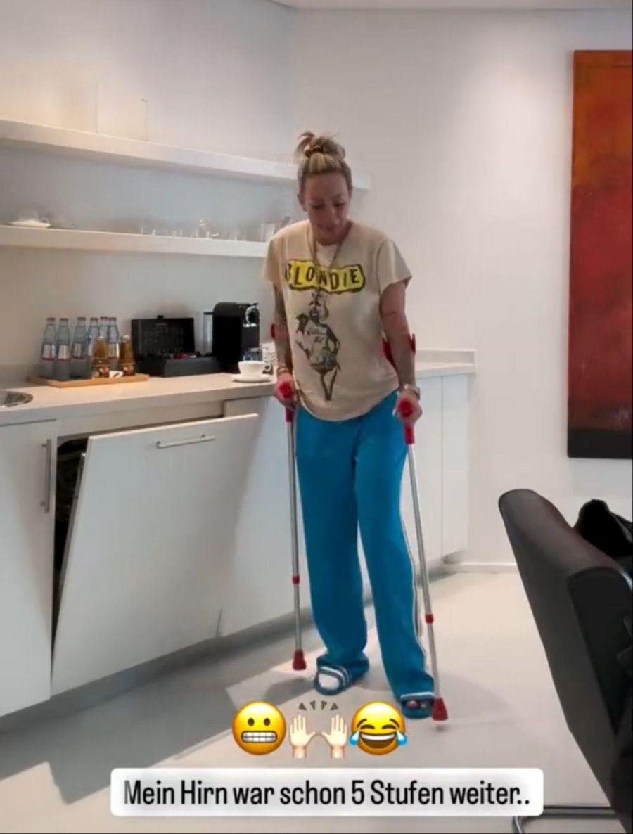 Cora Schumacher ist derzeit auf Krücken angewiesen.