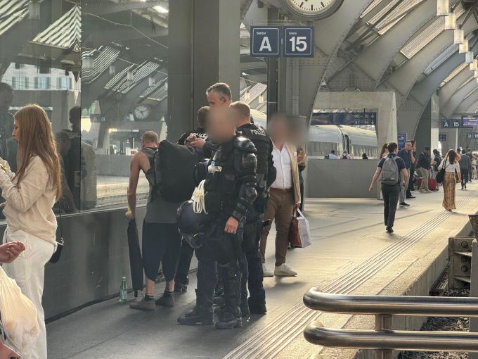 Die Polizei führte am Bahnhof Personenkontrollen durch. Zürich Demo