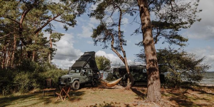 Wildwoodcamping Garz/Rügen: Das Wildwoodcamping in Garz auf Rügen bietet naturnahe Stellplätze für ein authentisches Campingerlebnis abseits der üblichen Touristenpfade. Wildwoodcamping