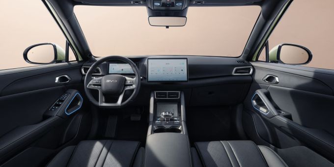 Im Innenraum setzt der Atto 2 auf ein minimalistisches Design mit klaren Linien und hochwertigen Materialien, einschliesslich veganem Leder, was für ein aufgeräumtes Ambiente sorgt. BYD Atto 2
