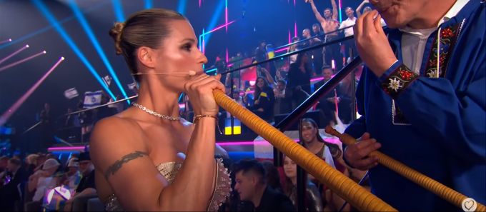 Eurovision 2025: Michelle Hunziker bläst Alphorn. Eurovision 2025