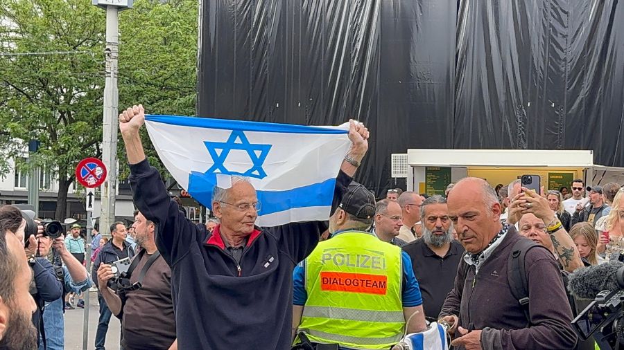 Auch Fahnen Israels sind zu sehen.