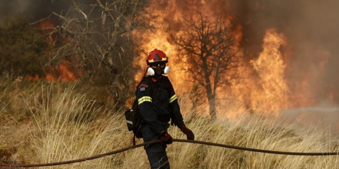 Ein Feuerwehrmann bekämpft Flammen in Griechenland im Oktober 2024. Griechenland