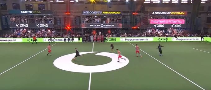 Kevin Weggen zieht von der Mittellinie ab. baller league
