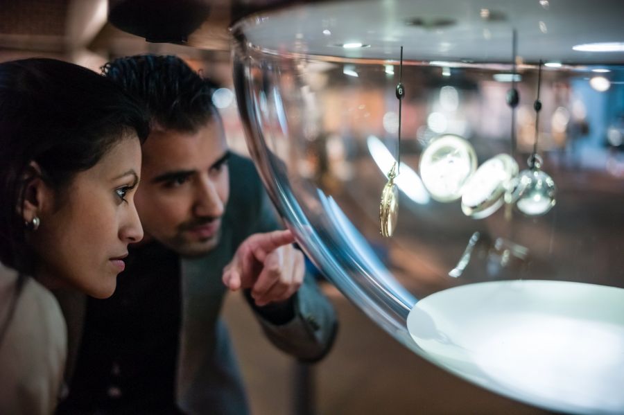Das einzigartige Museum in La Chaux-de-Fonds präsentiert die Geschichte der Zeitmessung mit 4000 beeindruckenden Exponaten – von der Sonnenuhr über kostbare Taschen- und Wanduhren bis zur modernsten Atomuhr. Hier startet auch die spannende Schatzsuche «Les Barons».