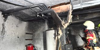 Feuerwehreinsatz - Garage in Salez SG gerät in Brand