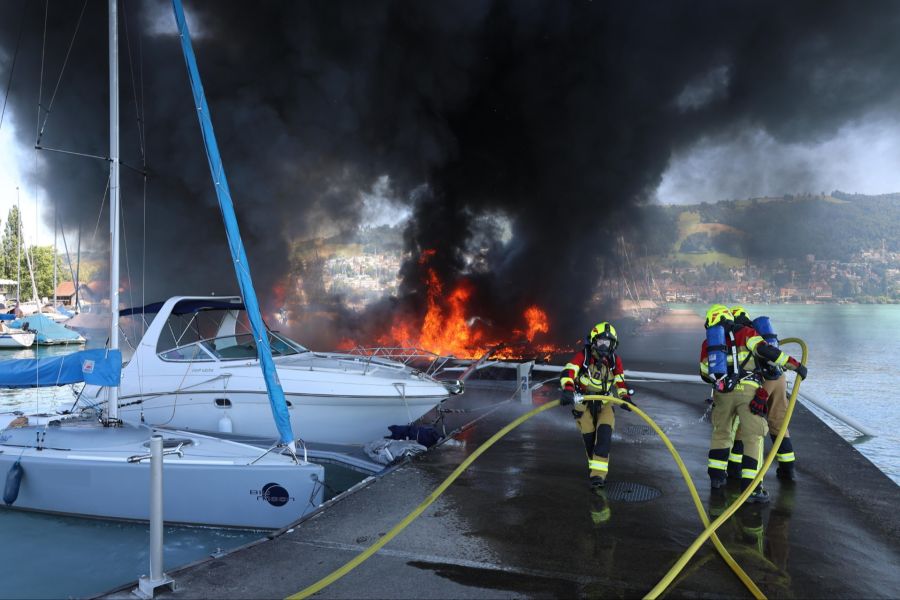 Die Feuerwehr beim Einsatz am Zuger Hafen.