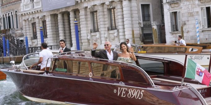 Jeff Bezos und seine Frau Lauren Sánchez auf einem Luxus-Boot in Venedig. jeff bezos