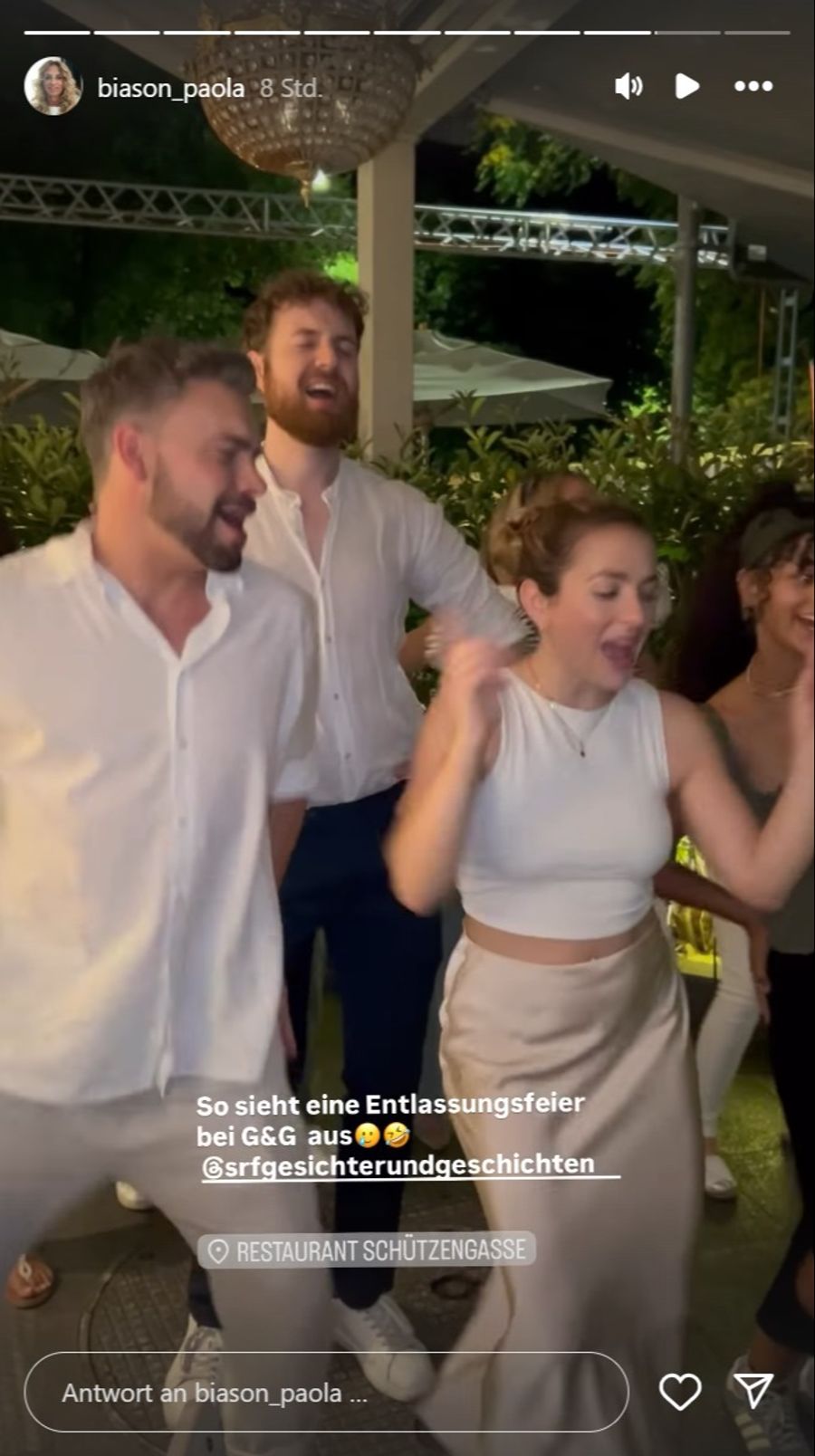 Von getrübter Stimmung war zumindest in diesem Moment nicht viel zu sehen. Das Team liess zu «Macarena» die Hüften kreisen.