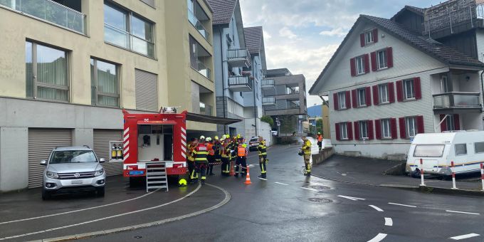 Menzingen ZG - Ein Verletzter nach Brand auf Dachterrasse