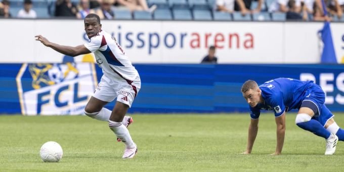 Luzerns Jesper Löfgren (r) verliert den Ball, Dereck Kutesa nutzt den Bock zum 1:0 für Servette. FC Luzern Servette