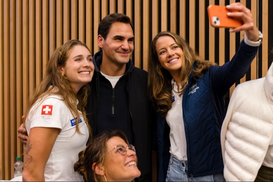 Célia Dupré (ganz links) und ihre Kolleginnen posieren mit Roger Federer.