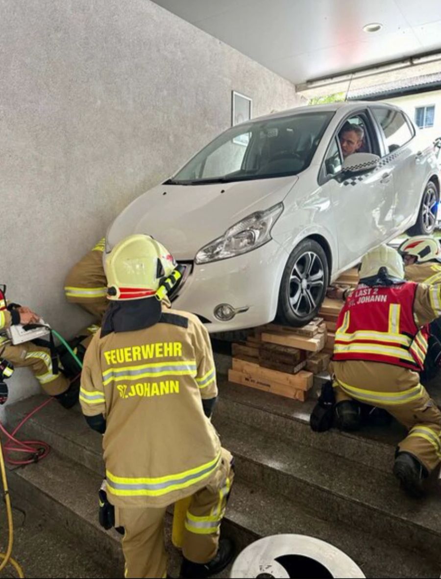 Eine 70-jährige Tirolerin wollte ihr Auto in einer Tiefgarage parken – gelangte aber stattdessen auf eine Treppe.
