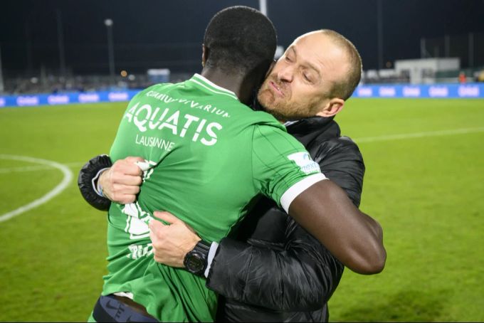 Mohamed Tijani mit Trainer Alessandro Mangiarratti, der selbst viele Jahre Super-League-Innenverteidiger war. Mohamed Tijani