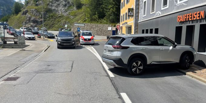 Tiefencastel GR - Velofahrer auf Fahrbahn geschleudert