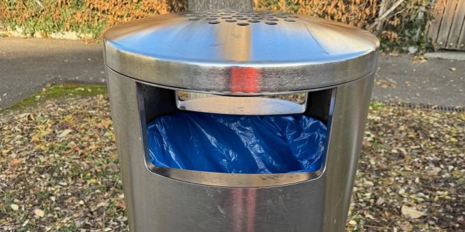Zu viel Müll - Basel bekommt grössere Abfallkübel