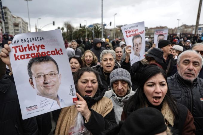 In der Türkei fordern Demonstranten die Freilassung des inhaftierten Ekrem İmamoğlus. türkei