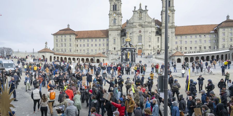 Der Demonstrationszug vor dem Kloster in Einsiedeln.